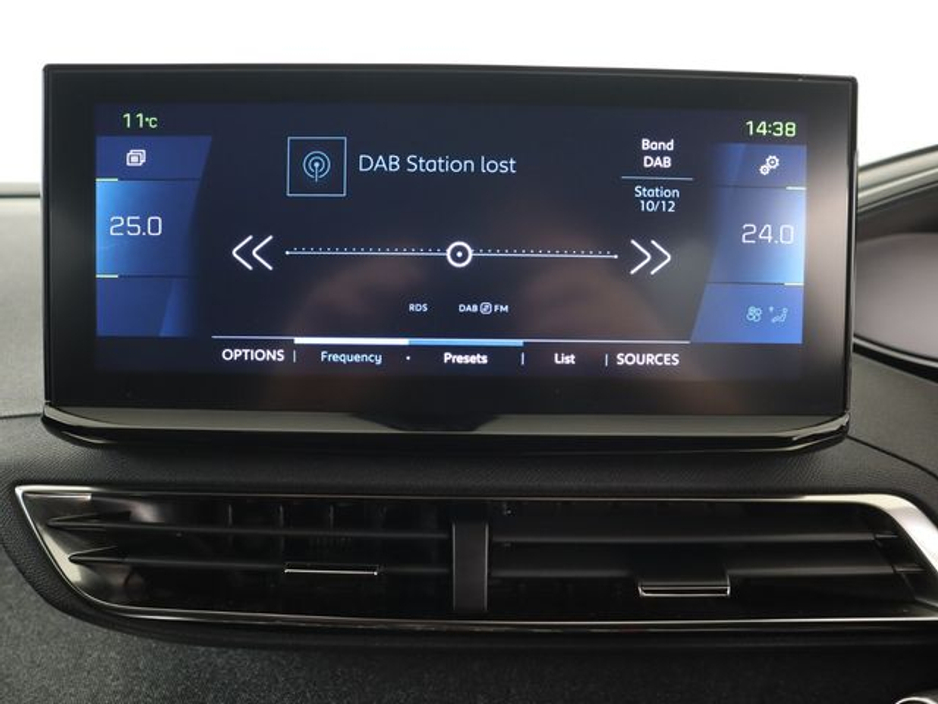 2023 Peugeot 3008 - image 9