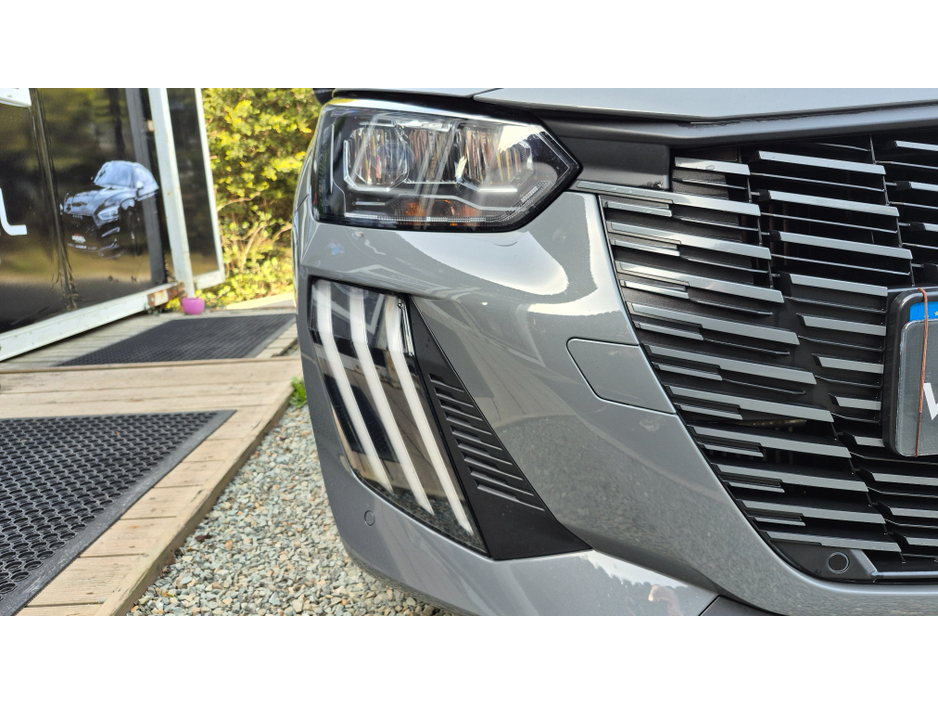 2025 Peugeot 208 - image 5