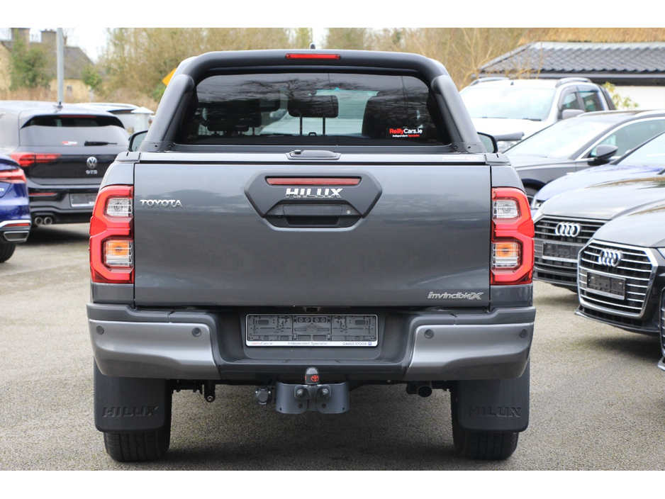 2025 Toyota Hilux - image 4