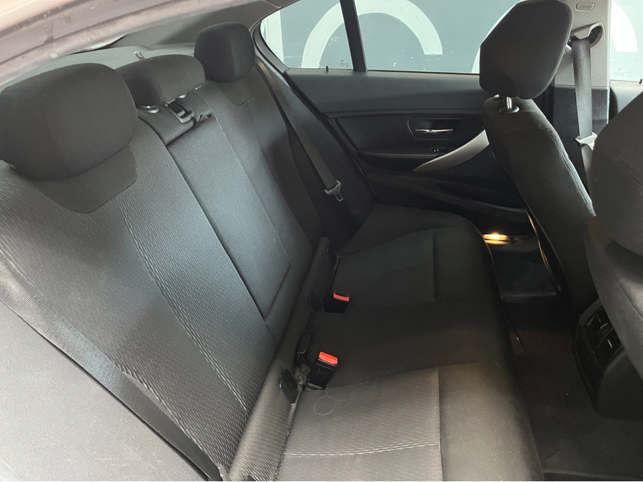 2017 BMW 3 Series - image 13