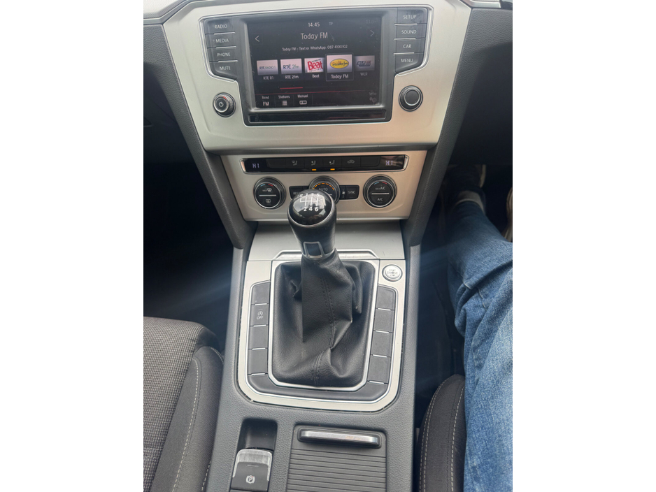 2015 Volkswagen Passat - image 15