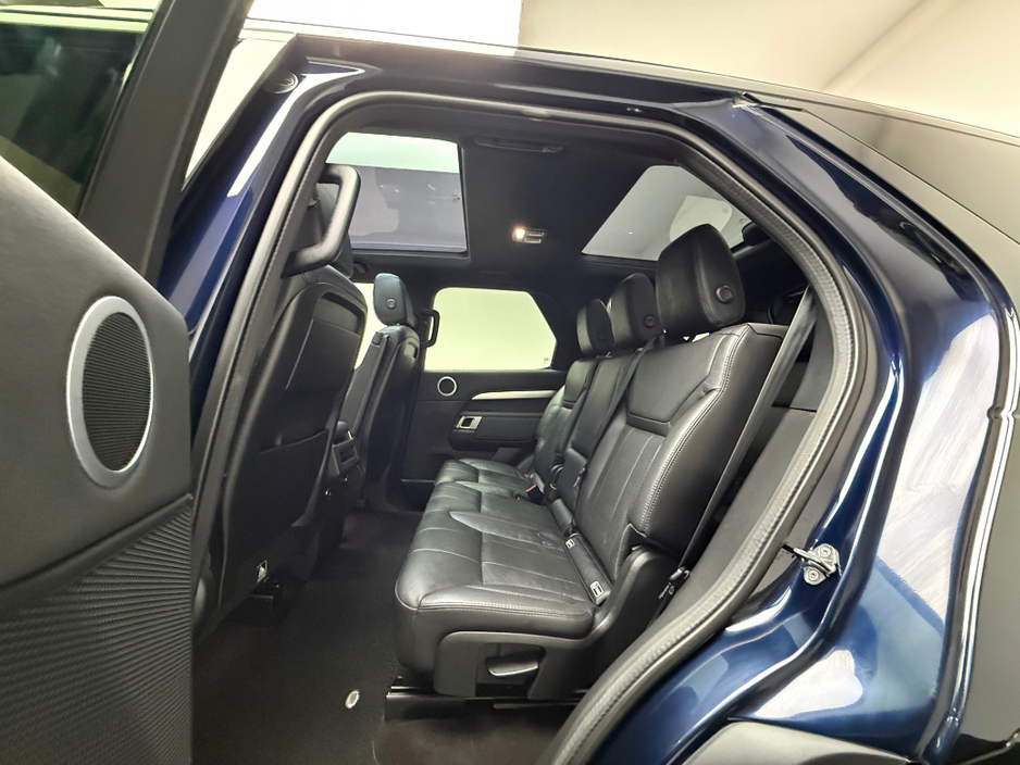 2020 Land Rover Discovery - image 15