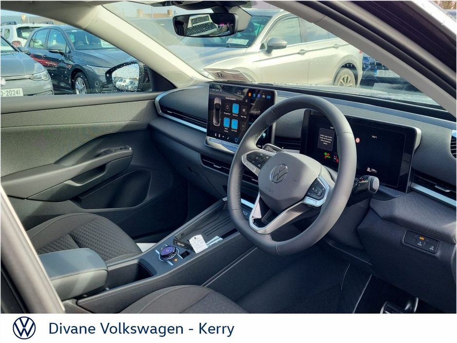 2026 Volkswagen T-Roc - image 2