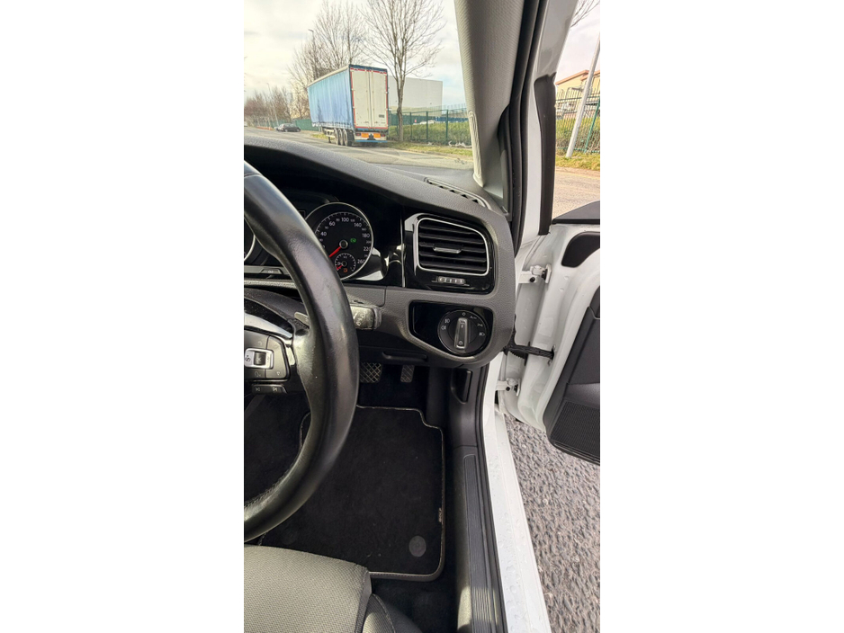 2015 Volkswagen Golf - image 15