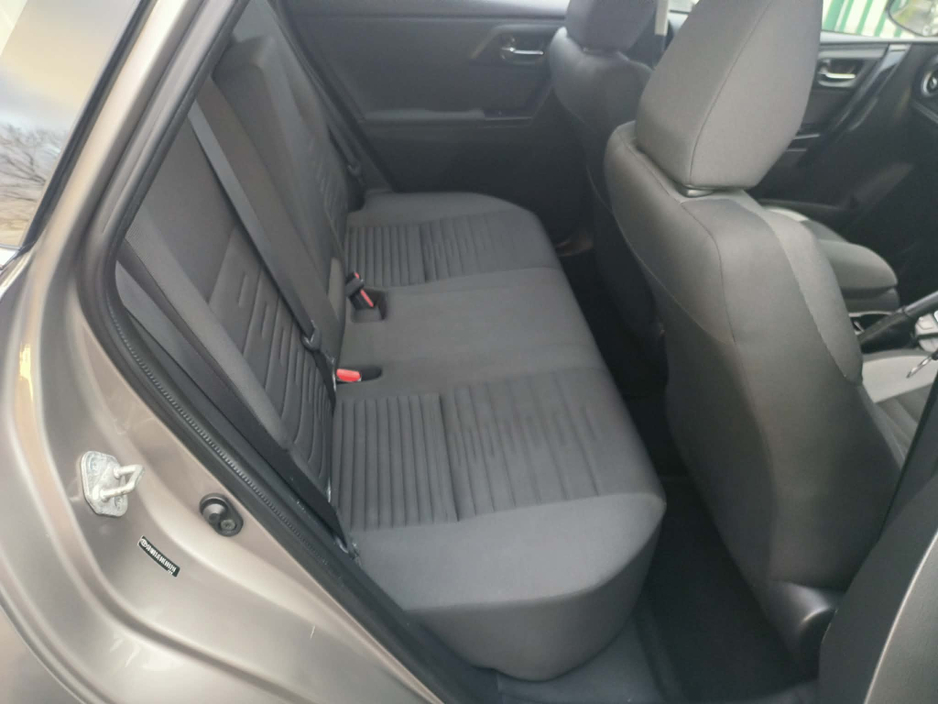 2016 Toyota Auris - image 14