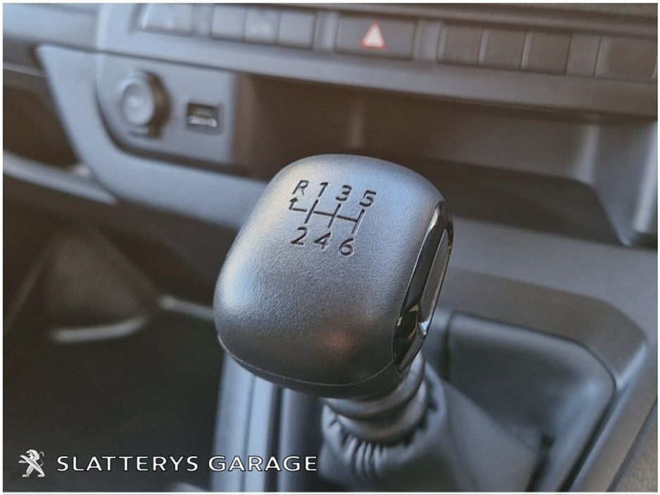 2024 Peugeot Expert - image 11