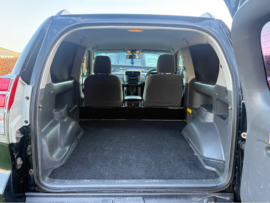 2012 Toyota Landcruiser - image 9