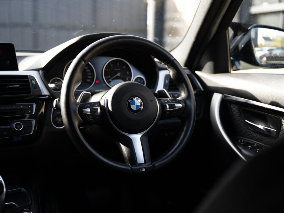 2015 BMW 3 Series - image 16