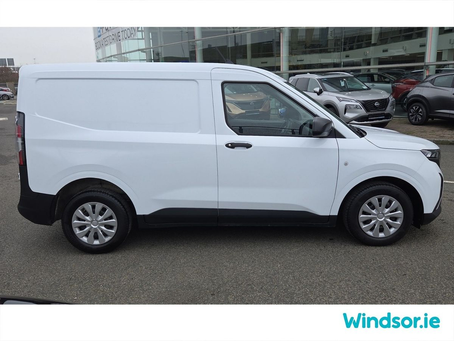 2025 Ford Transit Courier - image 10