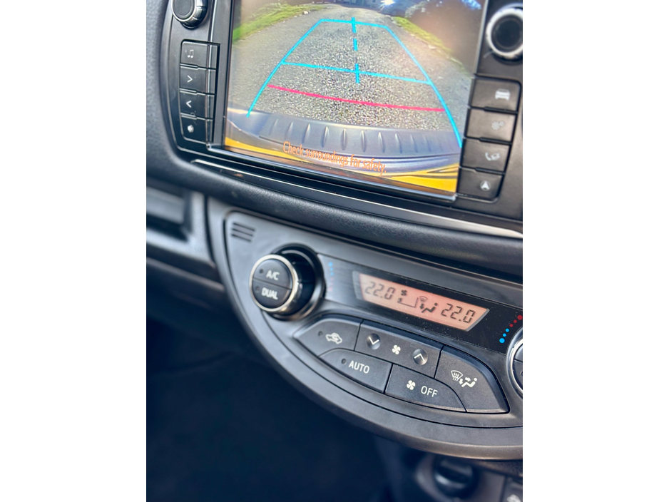 2015 Toyota Yaris - image 12