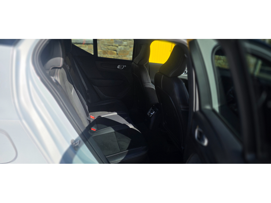 2022 Volvo XC40 - image 16