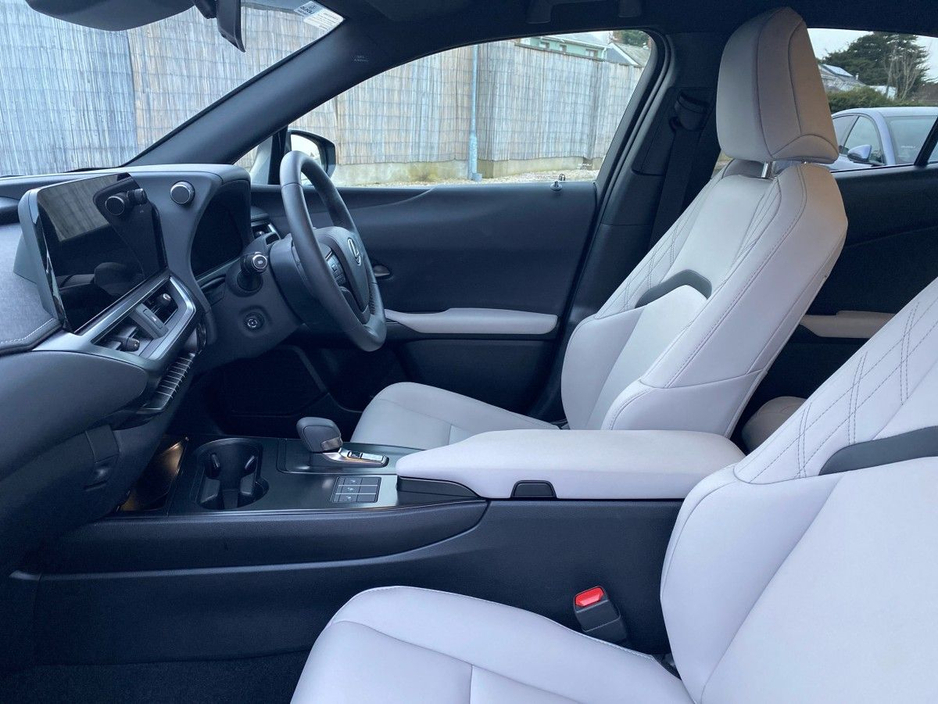 2024 Lexus UX 250 H - image 14
