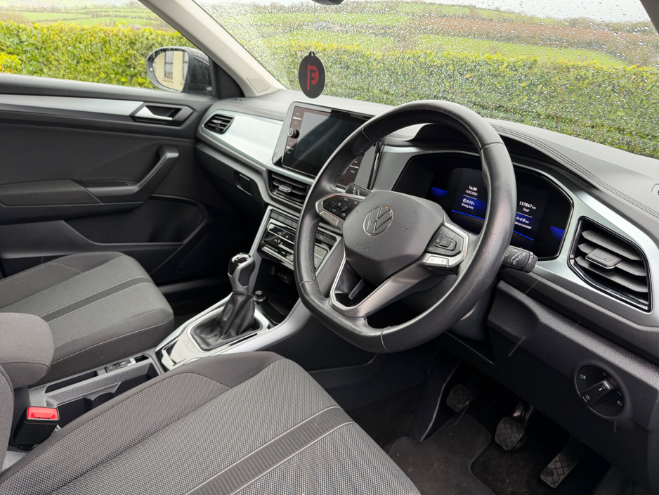 2023 Volkswagen T-Roc - image 11