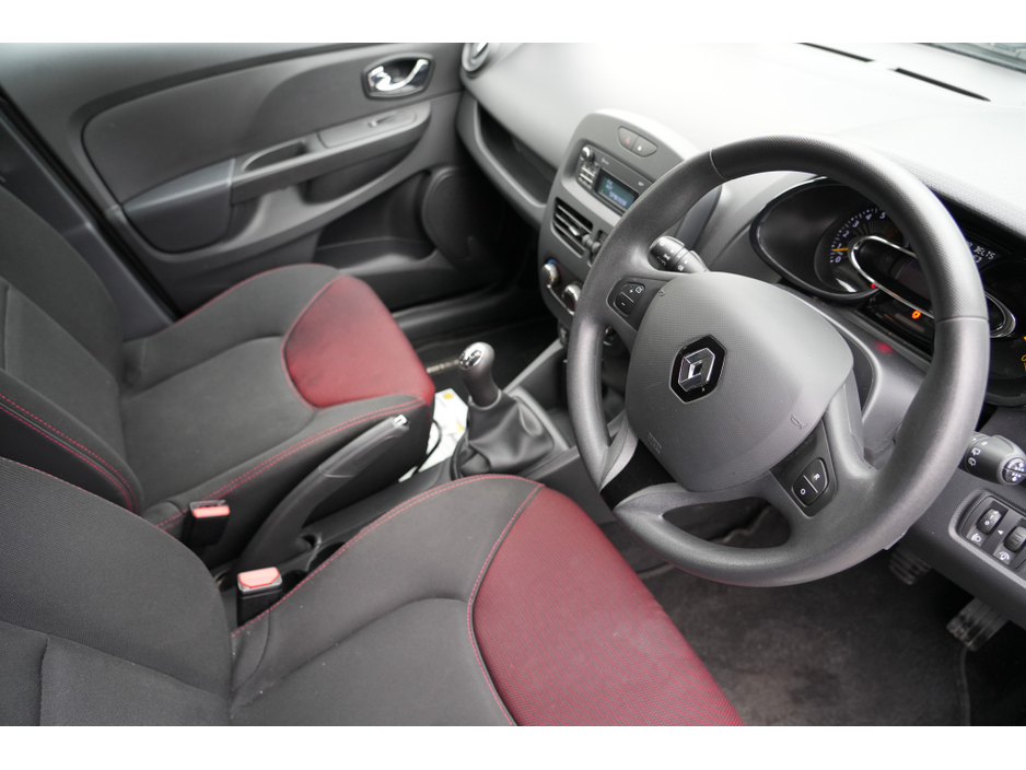 2015 Renault Clio - image 3