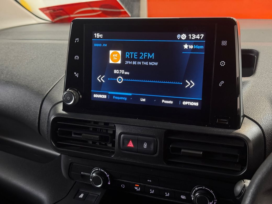 2020 Peugeot Partner - image 10