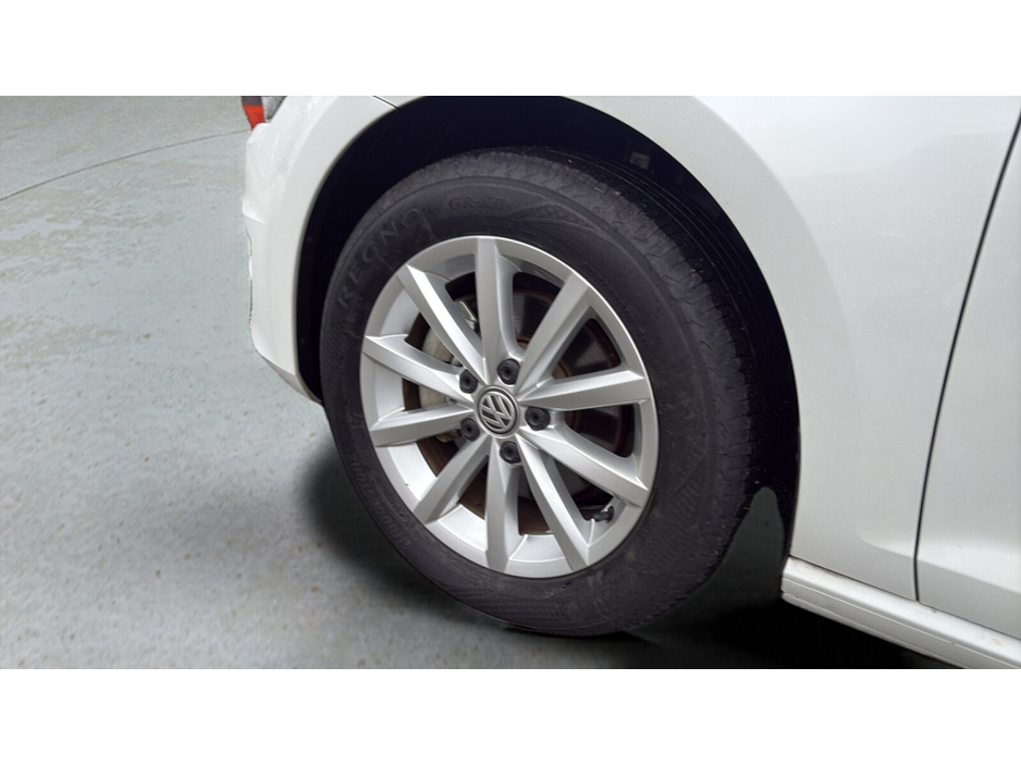 2015 Volkswagen Golf  €13,490