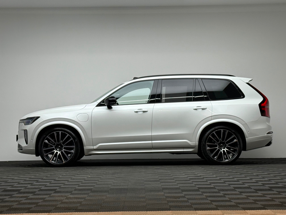 2025 Volvo XC90 - image 4