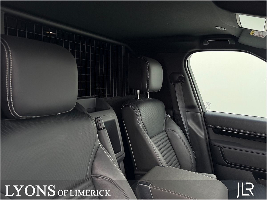 2025 Land Rover Discovery - image 4