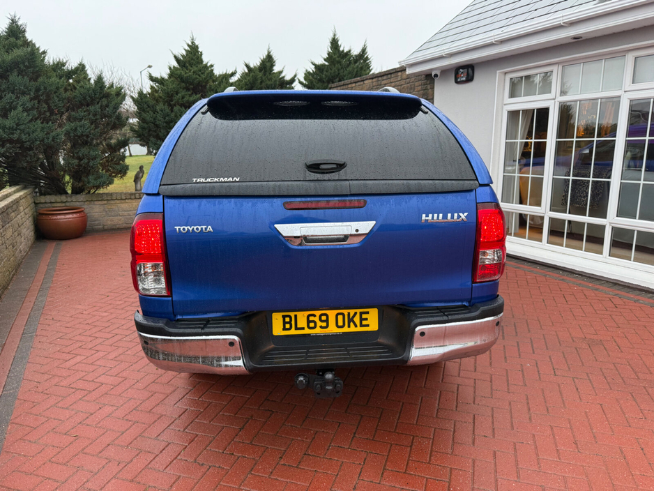 2020 Toyota Hilux - image 9