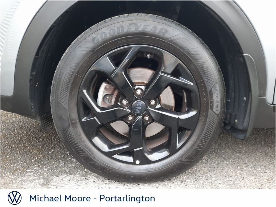 2015 Toyota Yaris - image 9