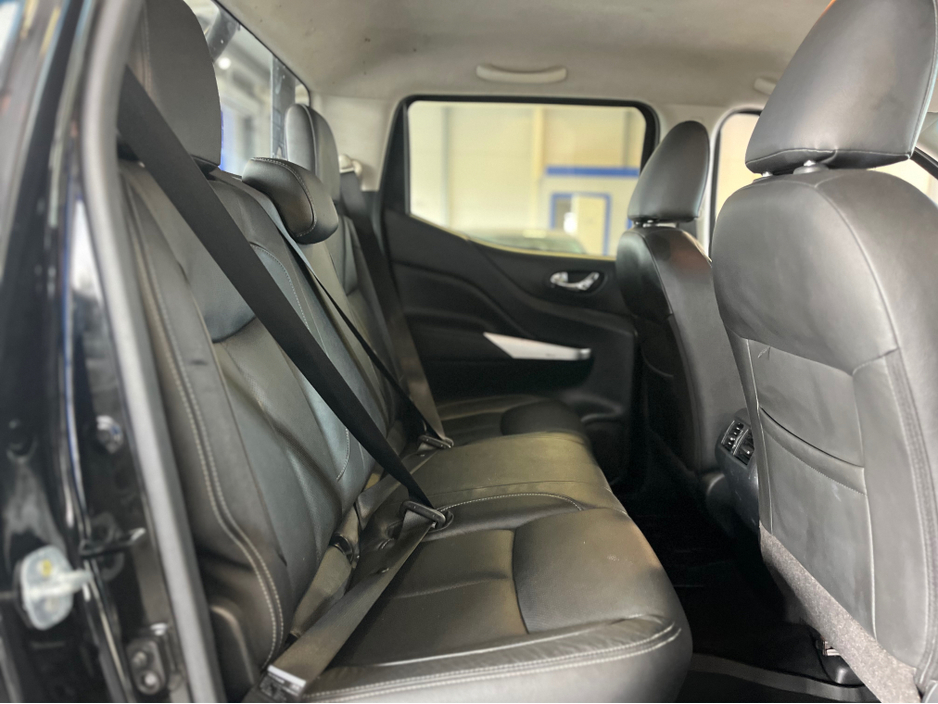 2017 Nissan Navara - image 10