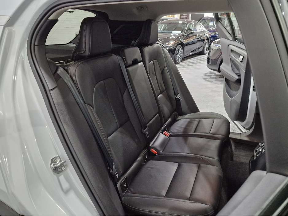 2021 Volvo XC40 - image 12