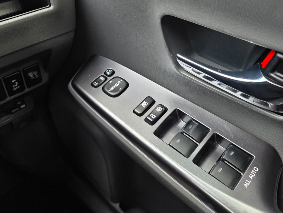 2014 Toyota Prius Alpha - image 6