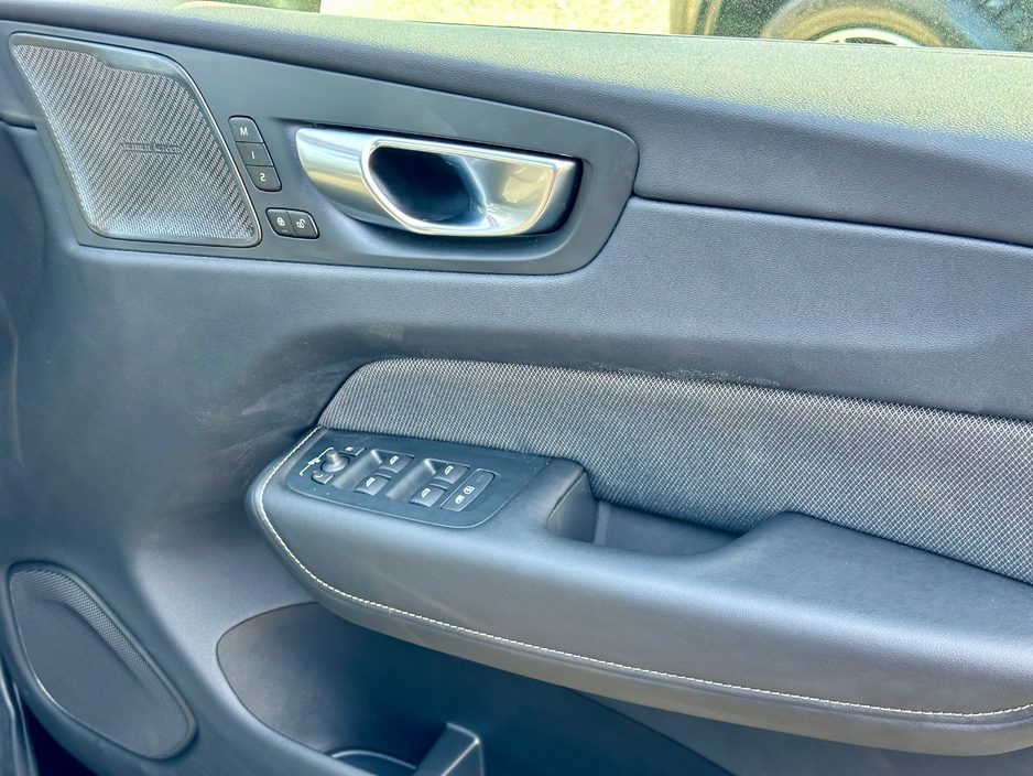 2025 Volvo XC60 - image 6