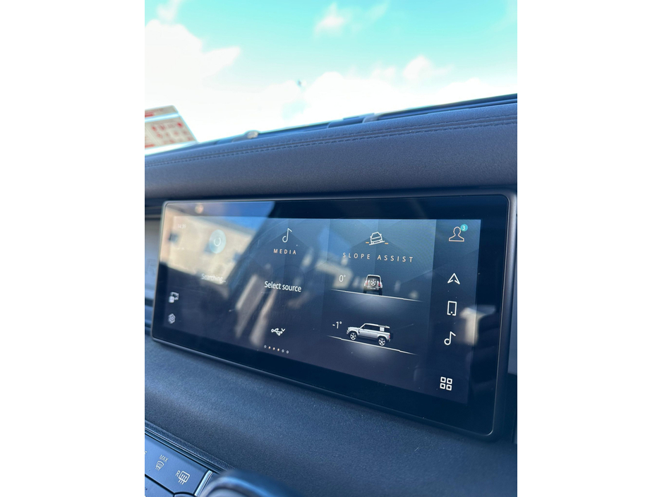 2022 Land Rover Defender - image 23