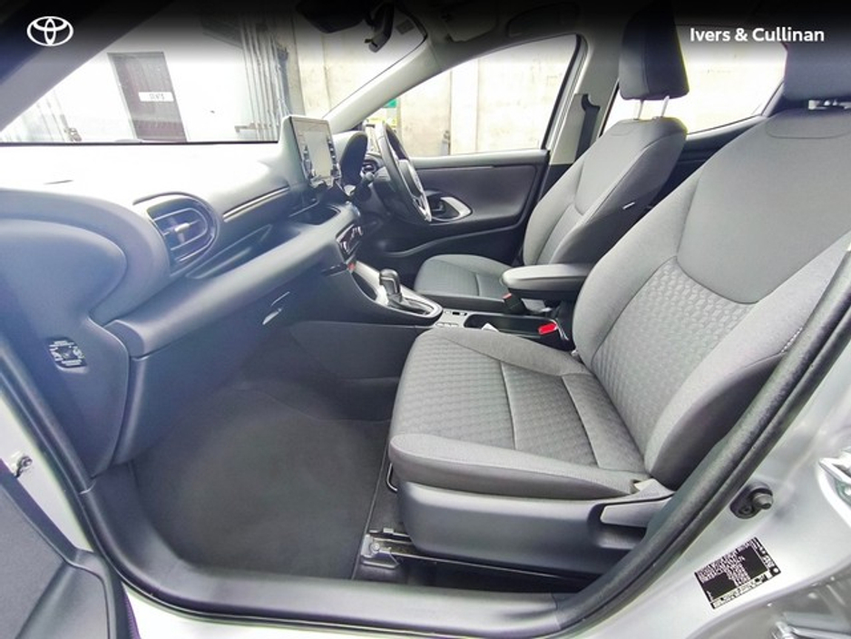 2024 Toyota Yaris - image 6