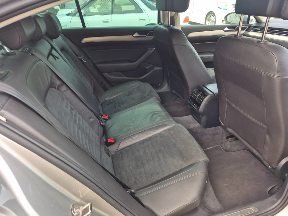 2015 Volkswagen Passat - image 5