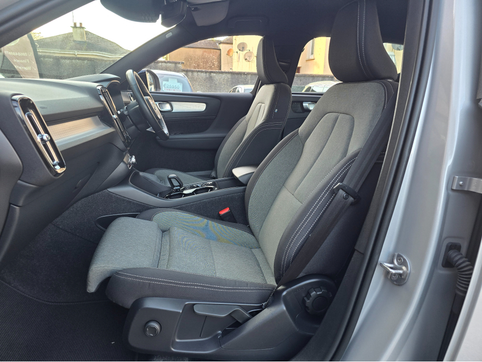 2023 Volvo XC40 - image 12