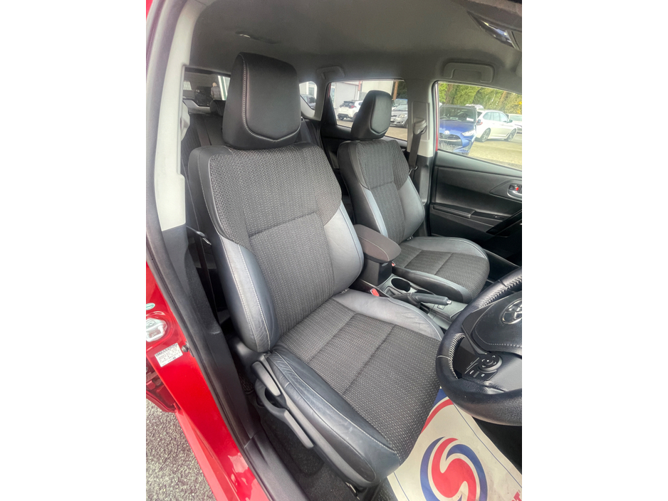 2017 Toyota Auris - image 11