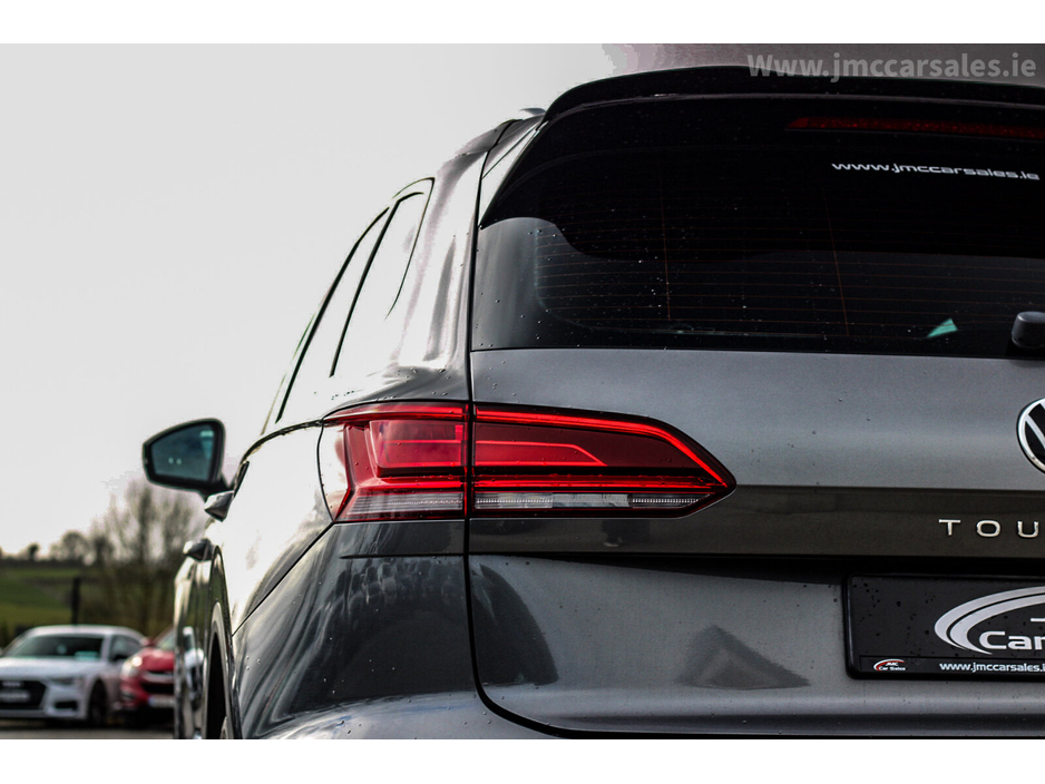 2021 Volkswagen Touareg - image 11