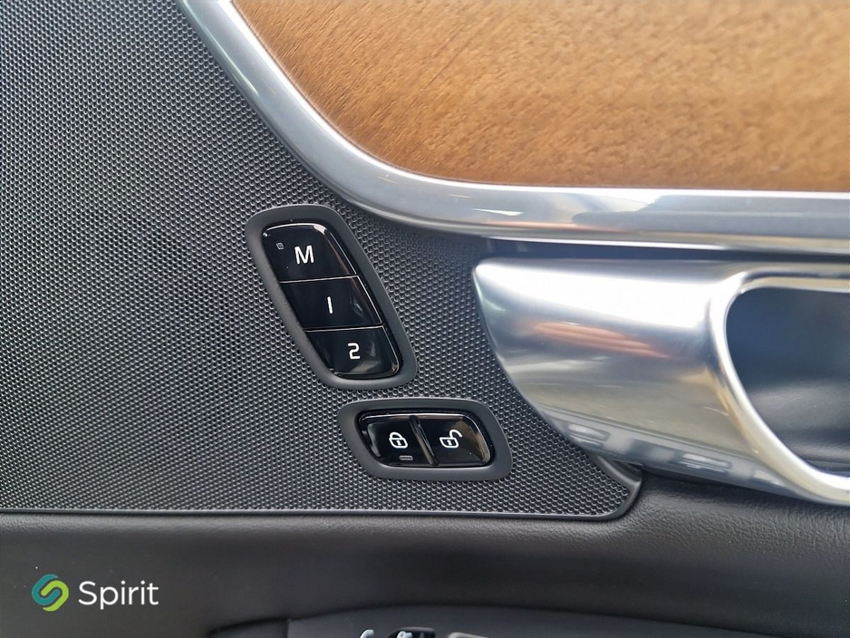 2020 Volvo S90 - image 15