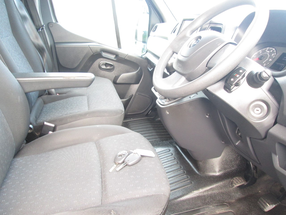 2021 Opel Movano - image 12