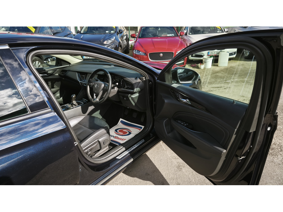 2017 Opel Insignia - image 9