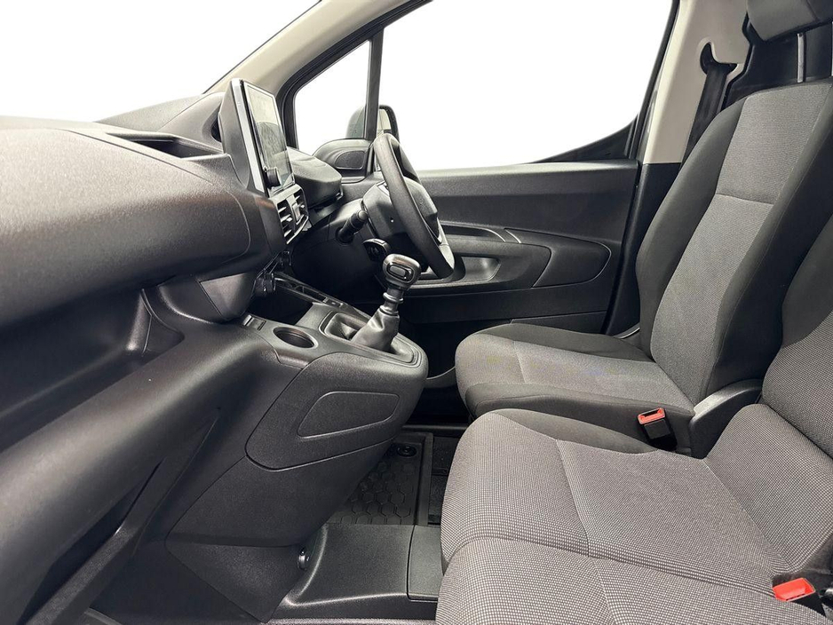2024 Peugeot Partner - image 2