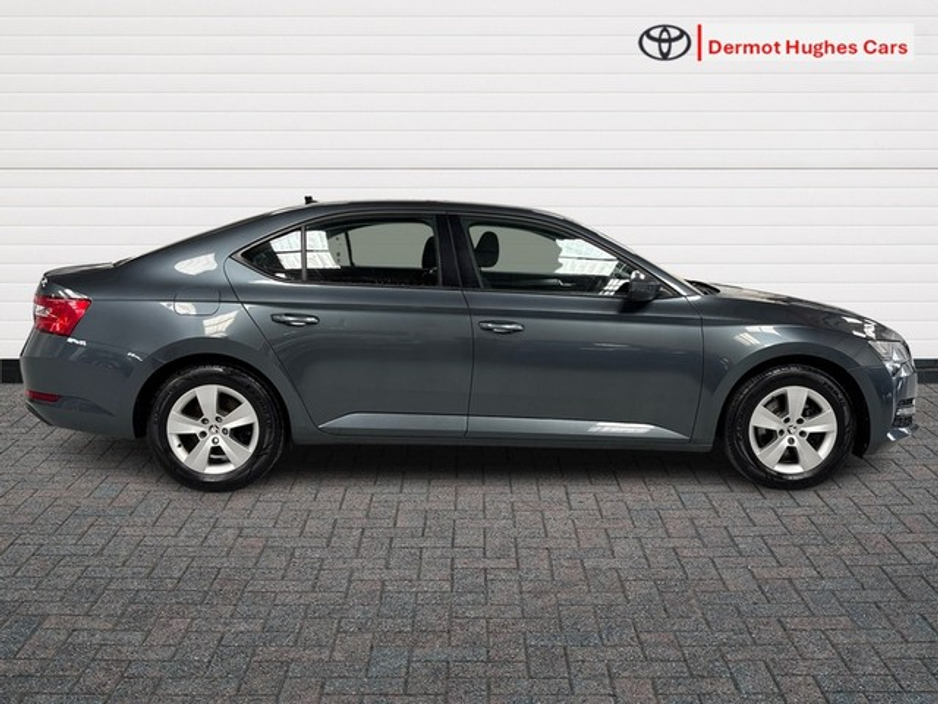 2021 Skoda Superb - image 3