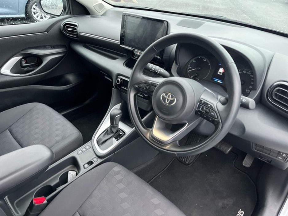 2025 Toyota Yaris - image 9
