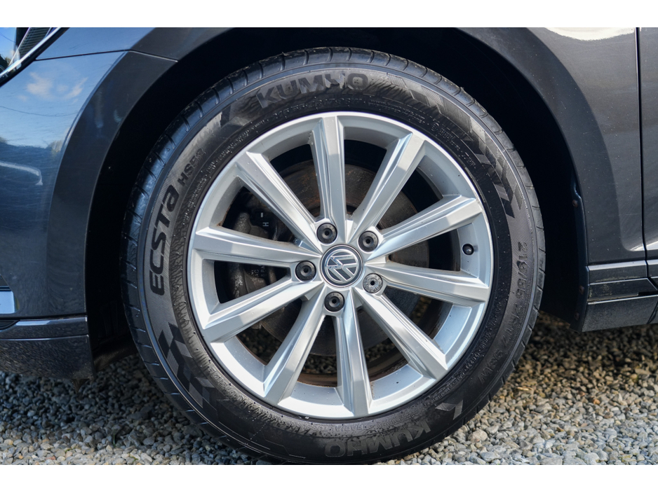 2019 Volkswagen Passat - image 5