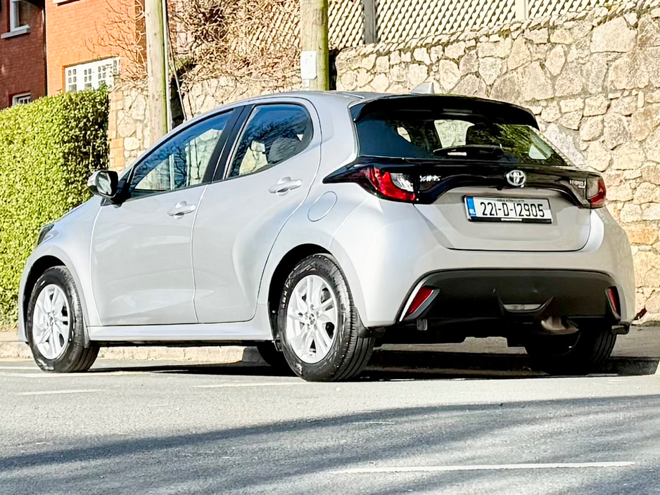 2022 Toyota Yaris - image 6