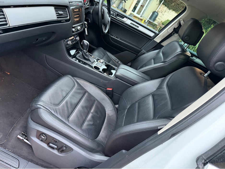 2015 Volkswagen Touareg - image 13