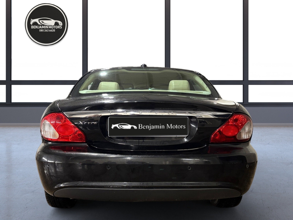 2010 Jaguar X-Type - image 4