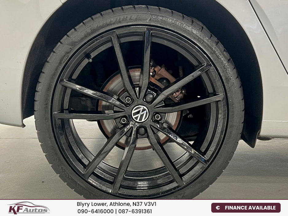 2023 Volkswagen Golf - image 9