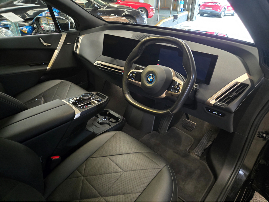 2022 BMW iX - image 11
