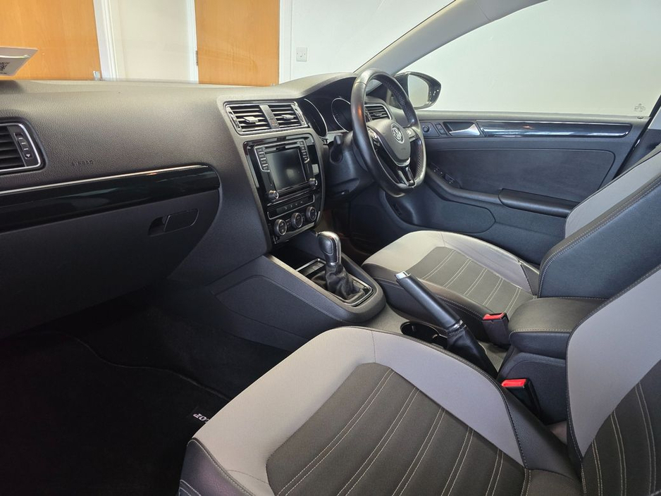 2017 Volkswagen Jetta - image 8