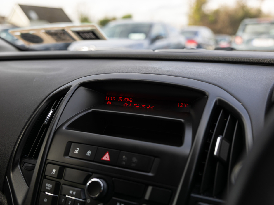 2014 Opel Astra - image 15