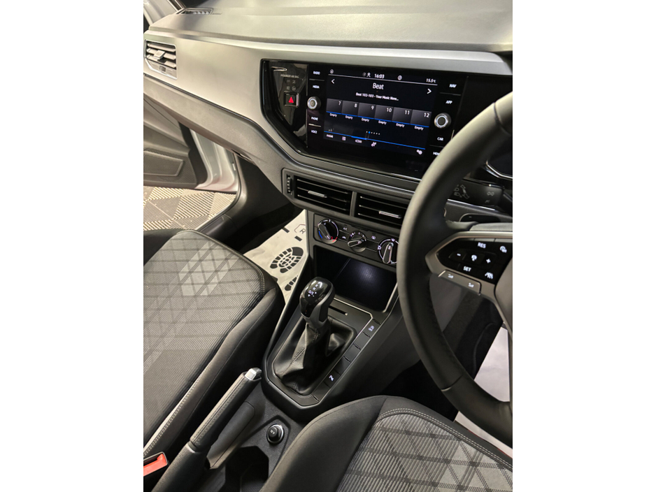 2025 Volkswagen Polo - image 9