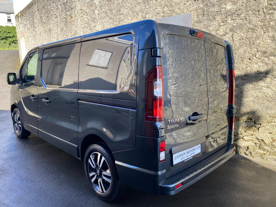 2023 Renault Trafic - image 7